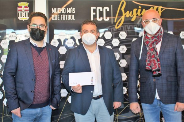Entrega de la tarjeta de asociado del FCC BUSINESS del FC Cartagena